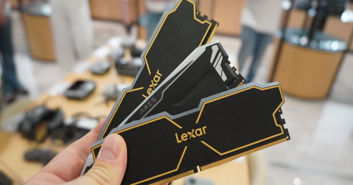 Lexar RAM sticks di atas latar belakang gelap dengan fokus pada modul memori