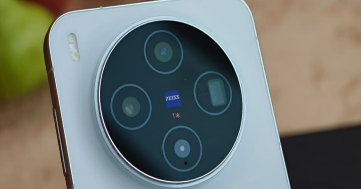 Ilustrasi render Vivo X500 Pro dengan modul kamera belakang dan layar melengkung
