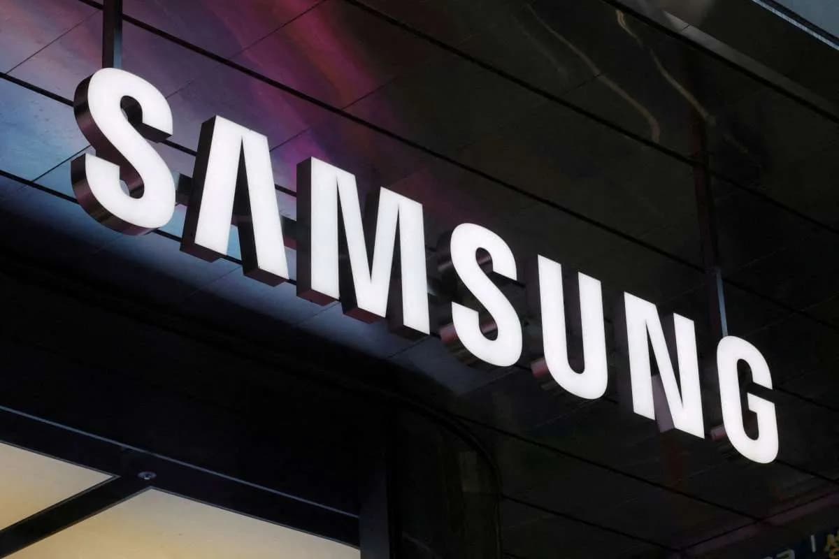 Ilustrasi chip Samsung dan logo perusahaan teknologi yang menjadi pelanggan baru