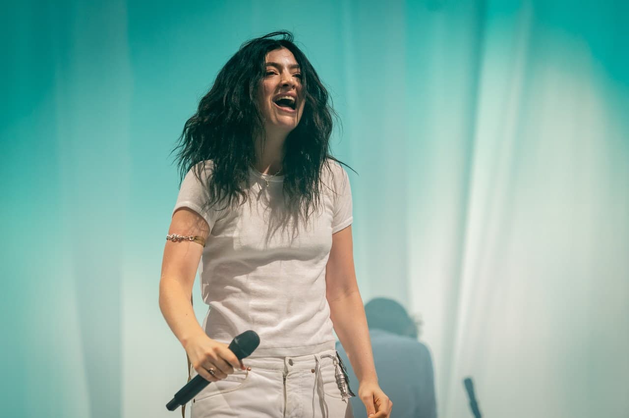 Lorde Kritik Kacamata AI Meta: 'Not Sexy' dan Ancaman Privasi