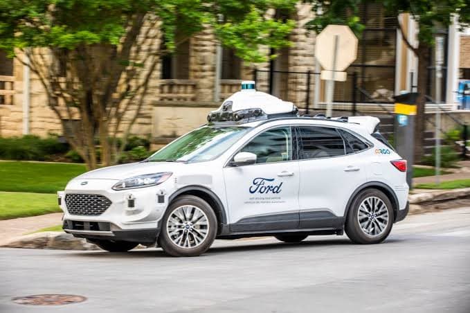 Ford Menyesal Andalkan AI, Kini Rekrut Ratusan Karyawan Lagi