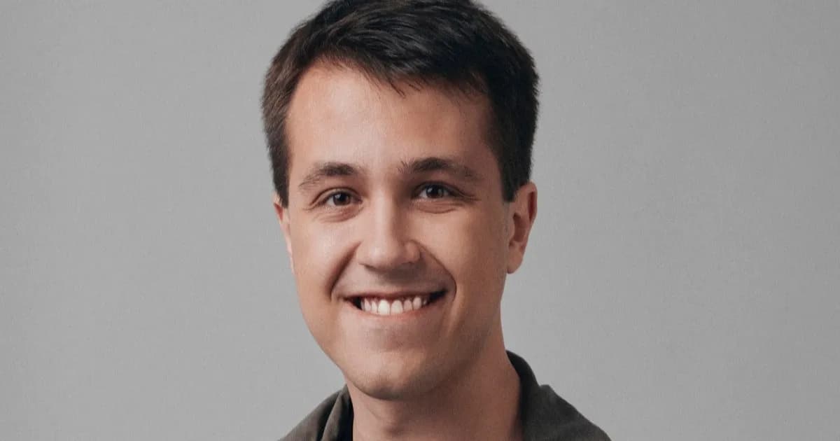 CEO Etched Gavin Uberti memegang chip AI kustom yang menjadi saingan Nvidia