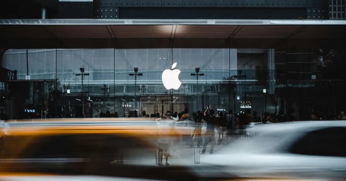 Toko Apple di belakang lalu lintas jalan raya