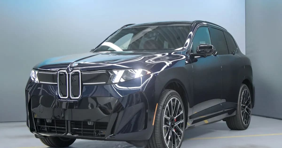 BMW iX5 EV tampak depan dengan gril Iconic Glow dan lampu ganda-X