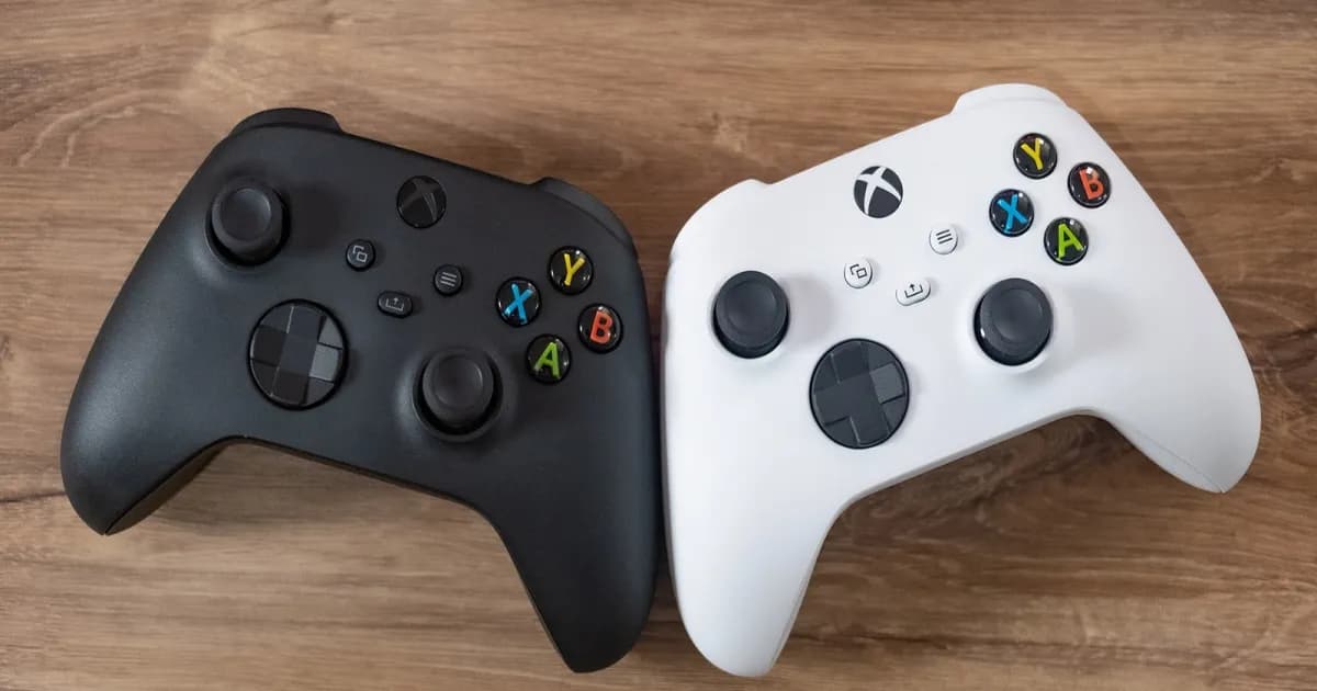 Kontroler Xbox dengan latar belakang gelap