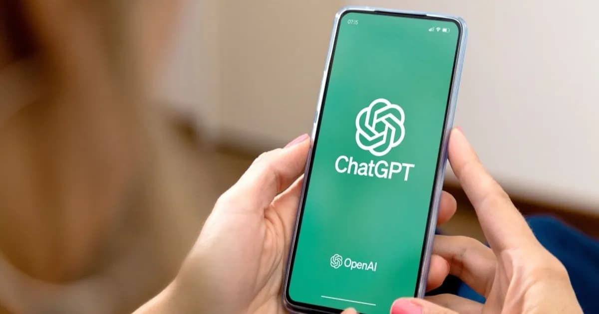 Ilustrasi OpenAI dengan logo ChatGPT di layar ponsel