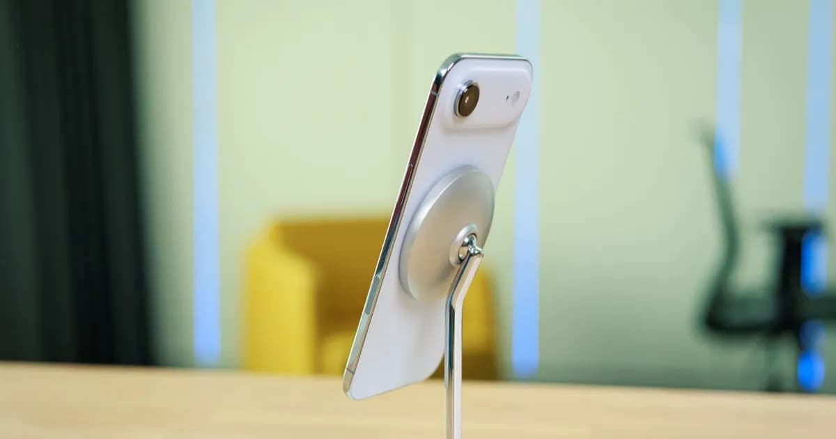 Ilustrasi iPhone Air di atas wireless charging stand dengan latar belakang futuristik