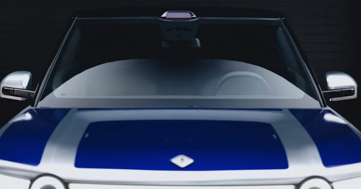 Rivian R2 dengan sensor LiDAR terpasang di bagian depan