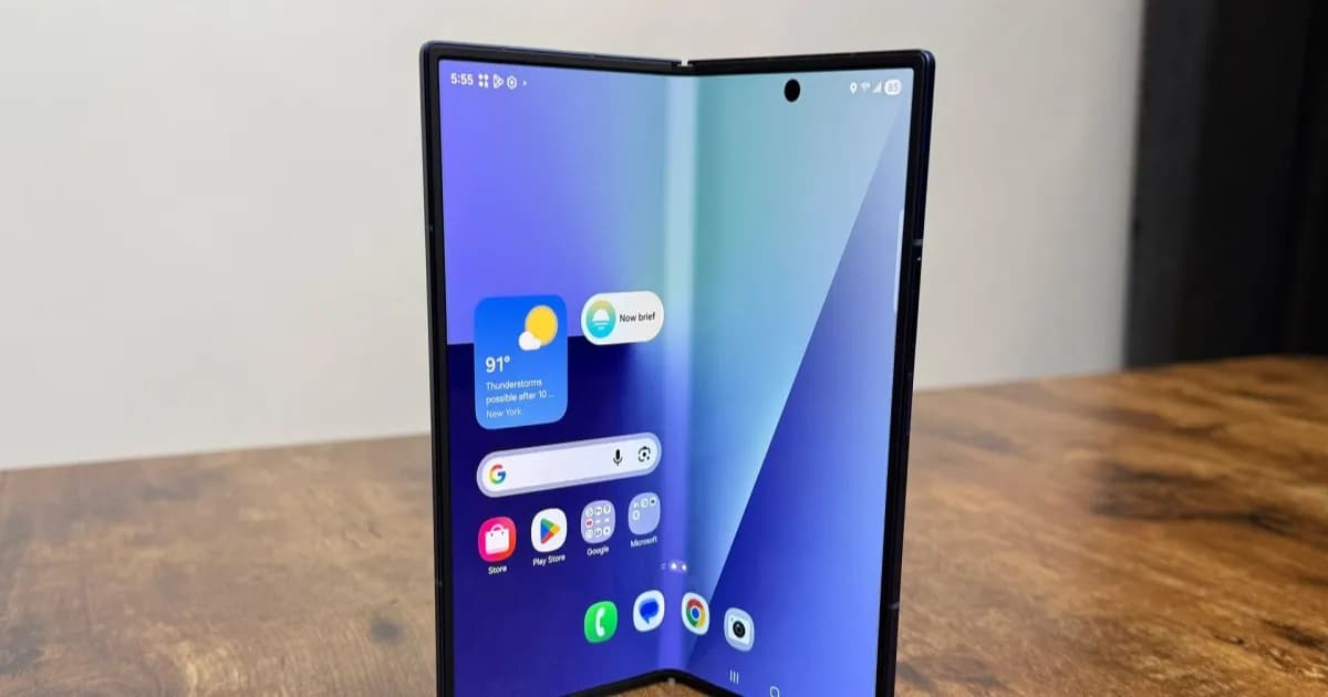 Render Samsung Galaxy Z Fold 8 dalam casing pelindung
