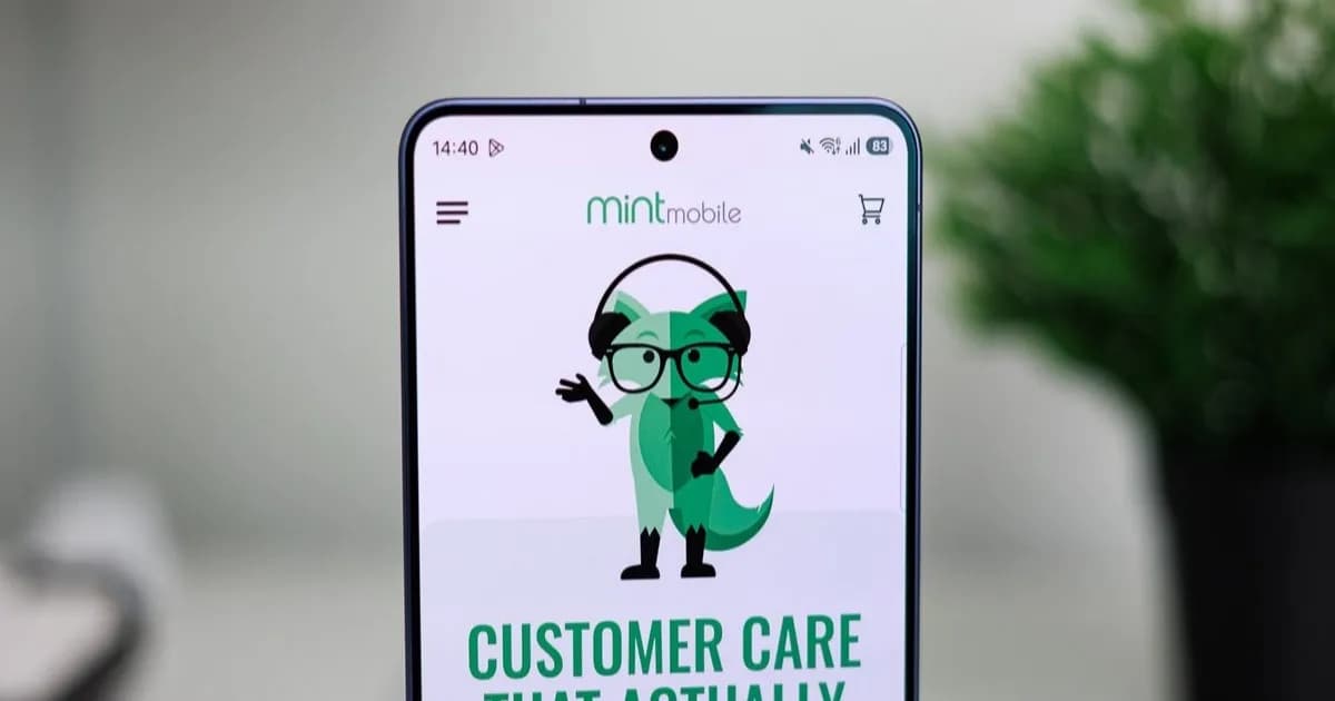 Ilustrasi aplikasi Mint Mobile dengan maskot rubah dan teks Customer care that actually cares