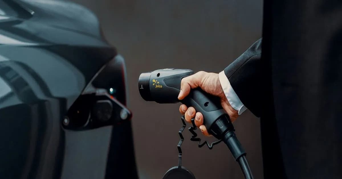 Ilustrasi mobil listrik sedang diisi daya di stasiun pengisian