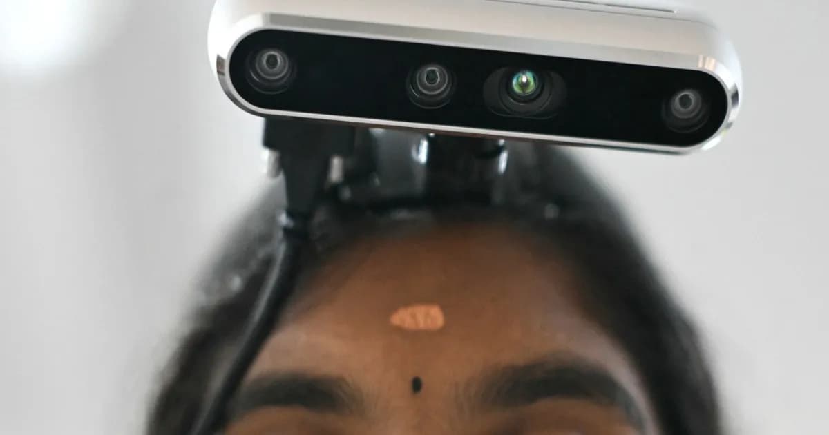 Pekerja garmen di India memakai kamera GoPro di kepala untuk merekam aktivitas menjahit