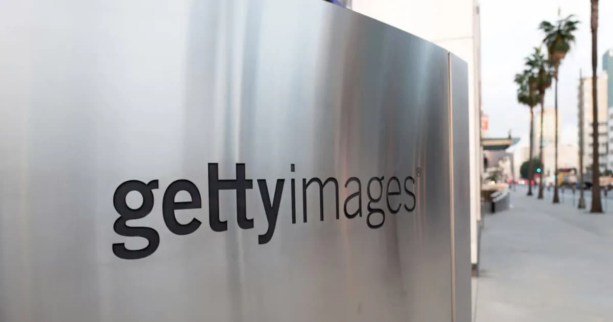 Papan tanda Getty Images dengan latar belakang logam melengkung