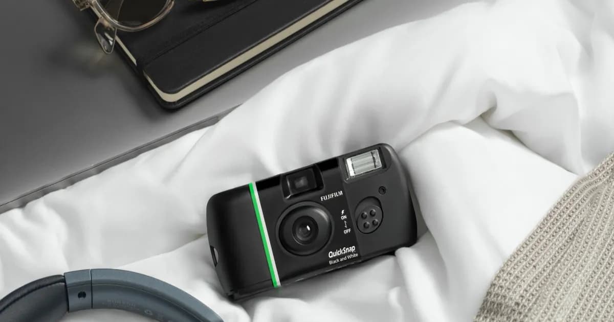 Fujifilm QuickSnap Black and White tergeletak di atas tempat tidur