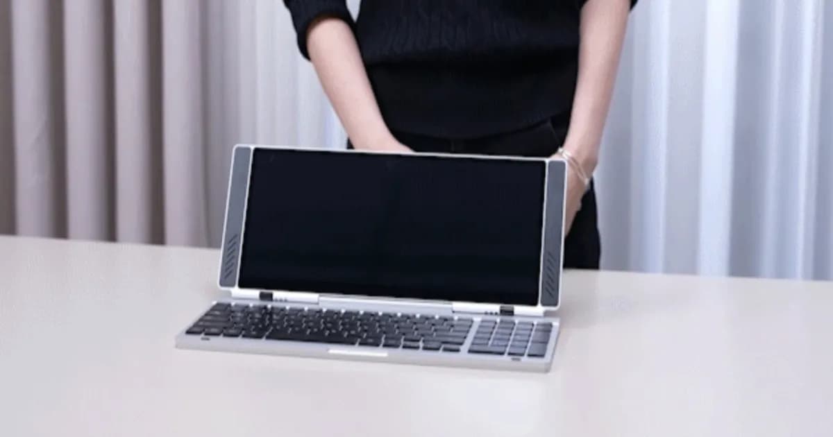 Keyboard lipat VitaLink dengan layar 4K ultrawide terbuka