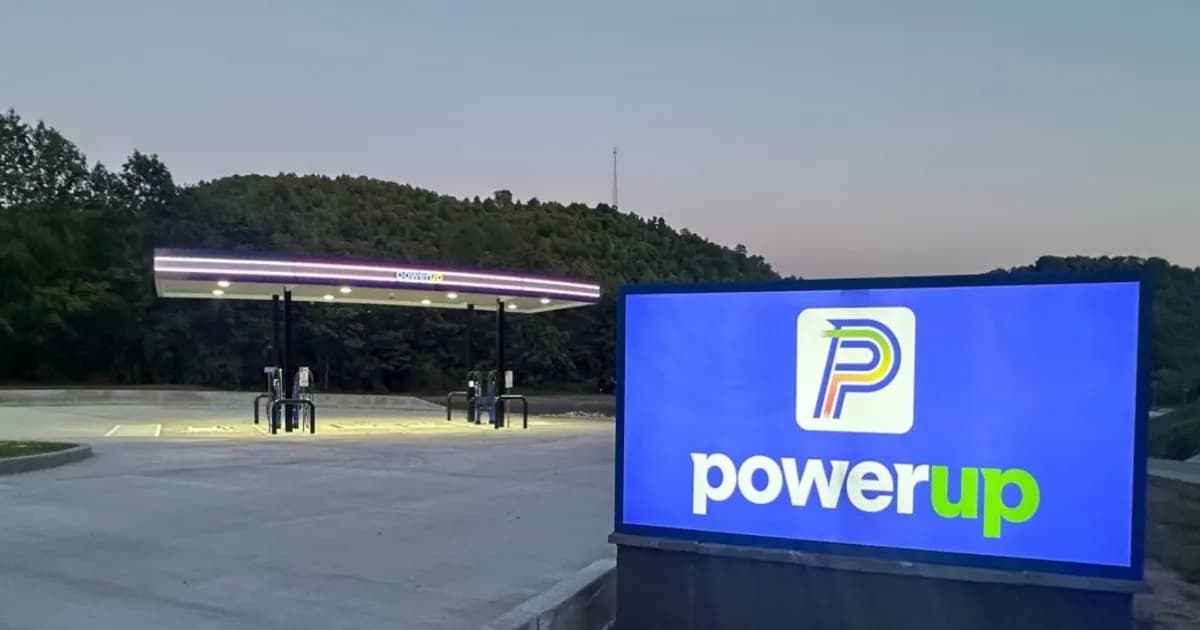 Stasiun pengisian daya kendaraan listrik Kempower dan PowerUp di Manchester, Kentucky