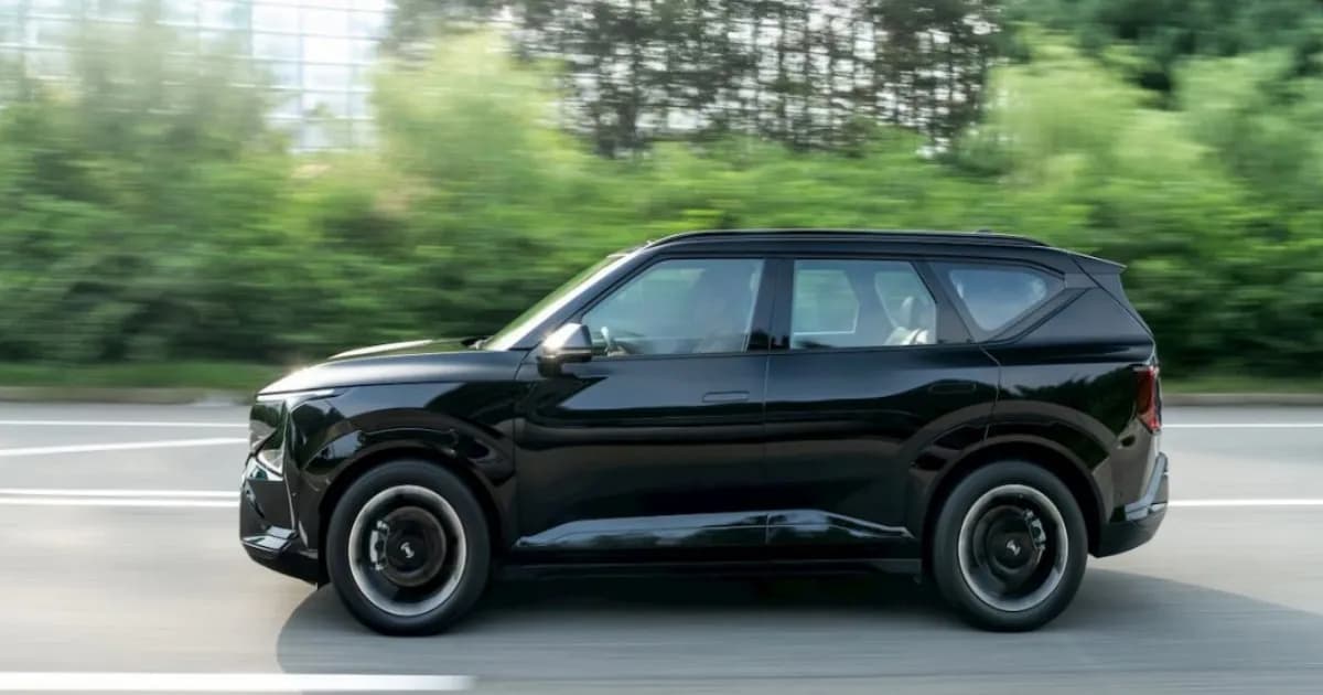 Kia EV5 Storm edition dan Sportage Storm edition diparkir berdampingan