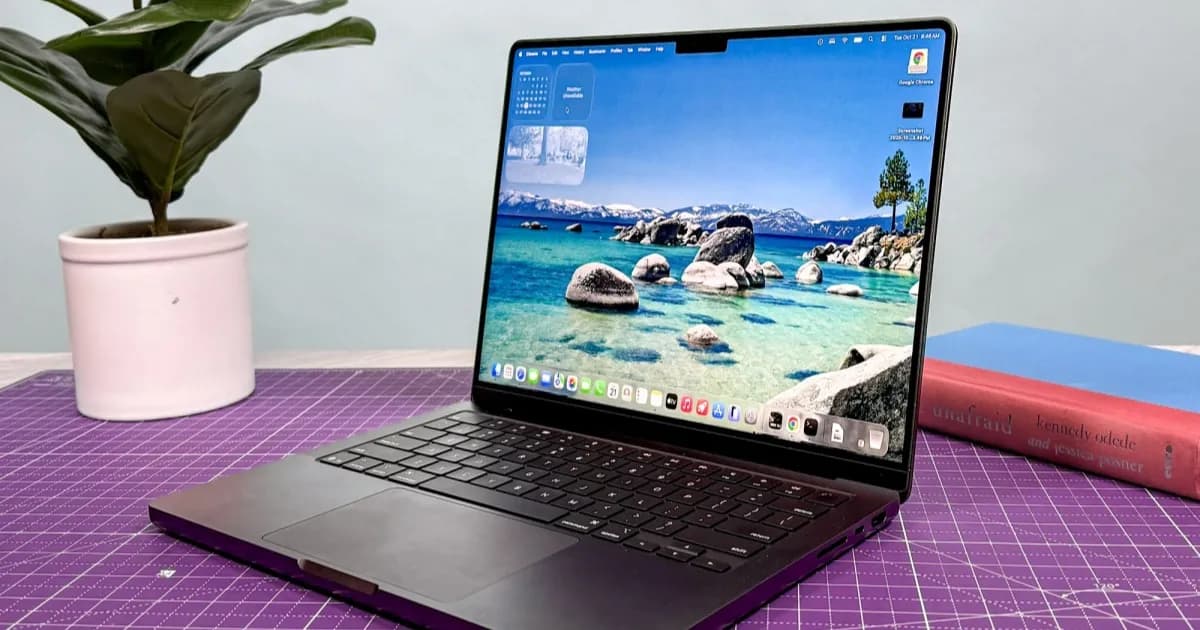 MacBook Pro 14-inci dengan chip M6 dan M7