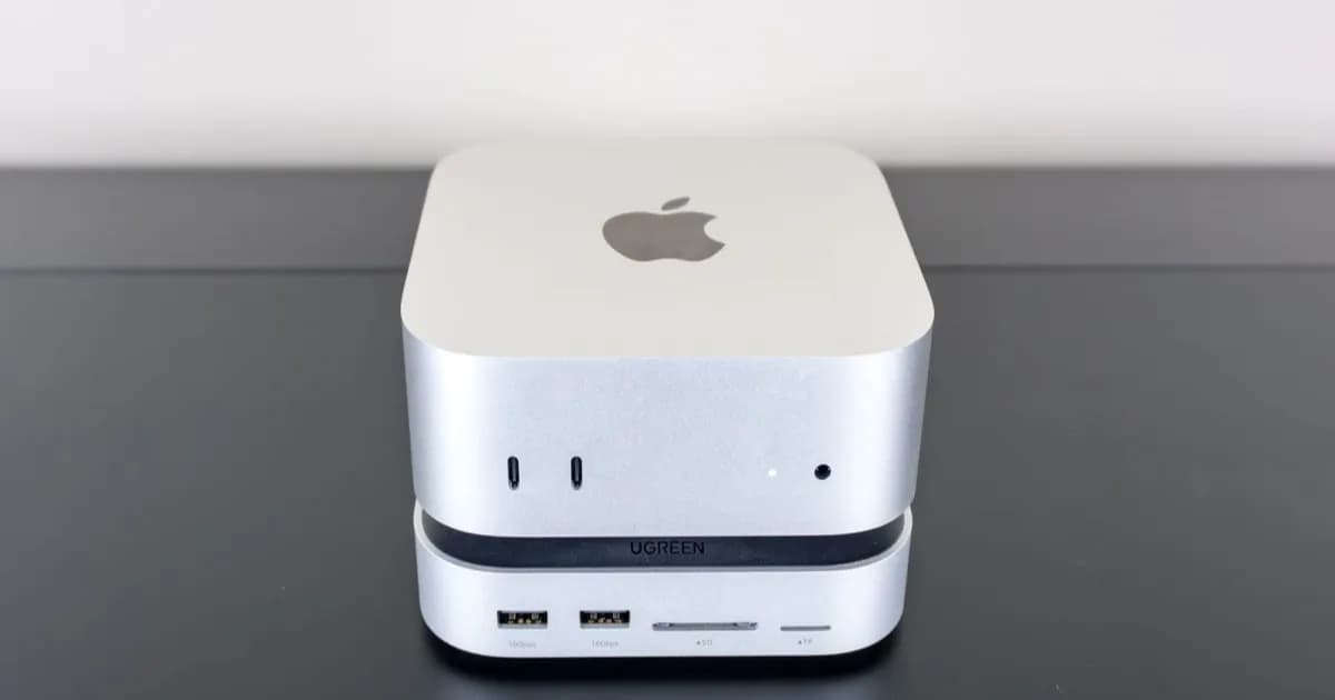 Ugreen Mac Mini M4 Dock dengan tuas power inovatif terpasang di bawah Mac Mini M4