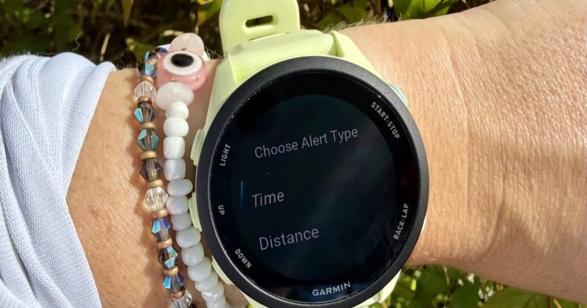 Jam tangan Garmin menampilkan fitur Turn Around Alert untuk navigasi lari