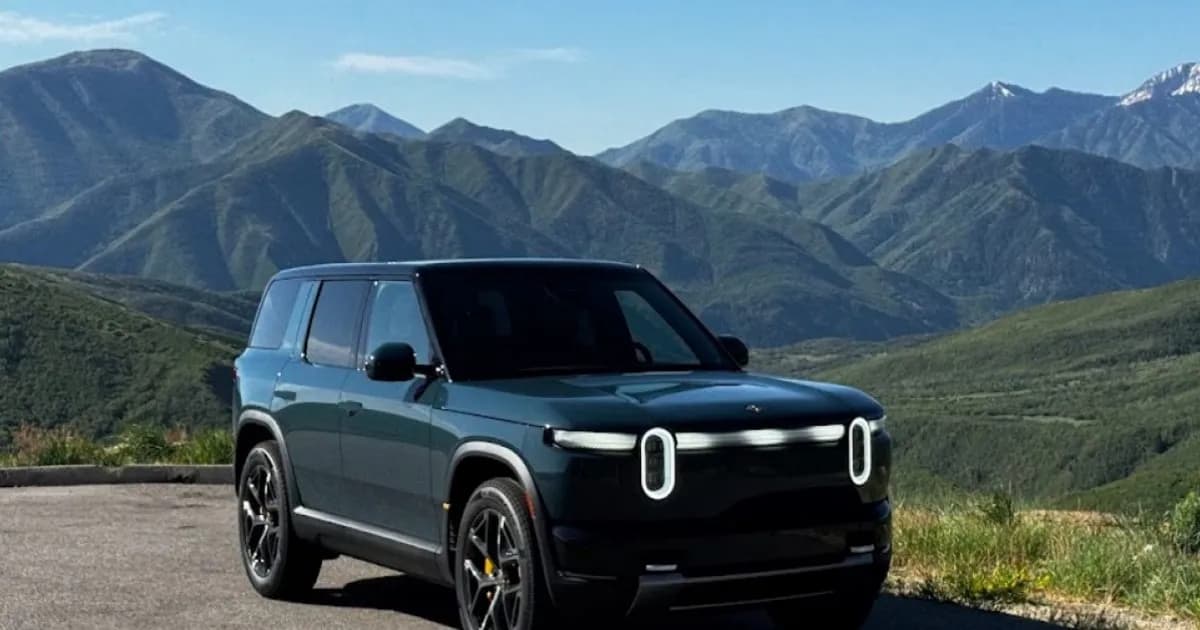 Rivian R2 melintasi pegunungan