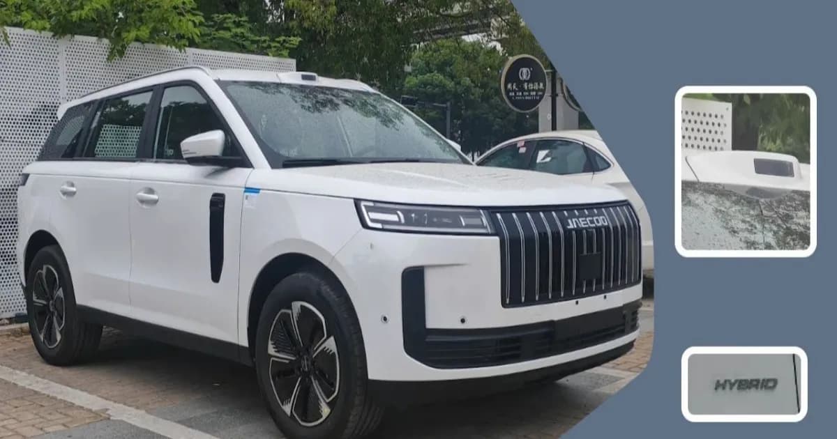 Jaecoo J5 terbaru dengan unit LiDAR di atap dan emblem hybrid di pintu bagasi