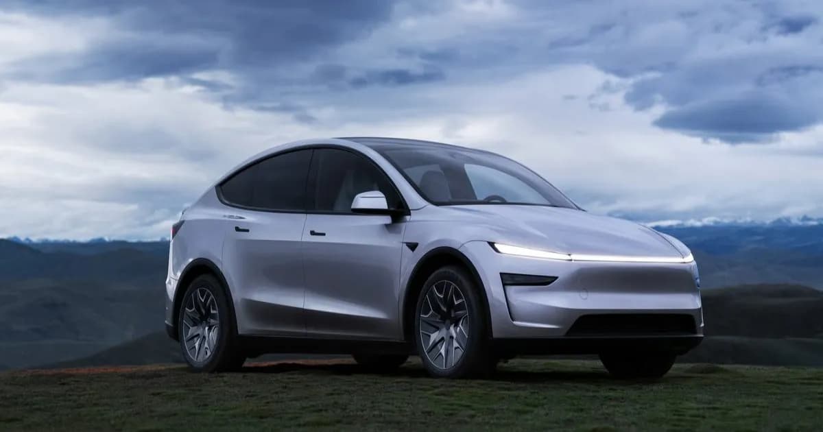 Tesla Model Y Long Wheelbase tampak samping dengan desain elegan dan kabin luas