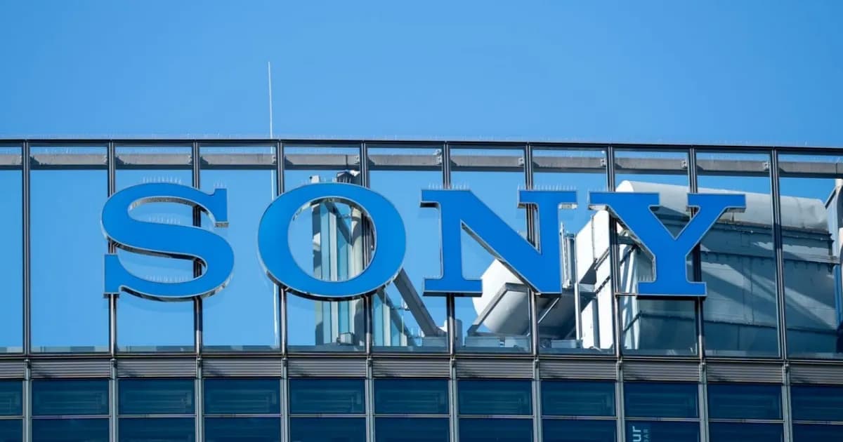 Ilustrasi perpustakaan digital PlayStation yang menampilkan film Paddington dan Terminator 2 dengan latar belakang logo Sony