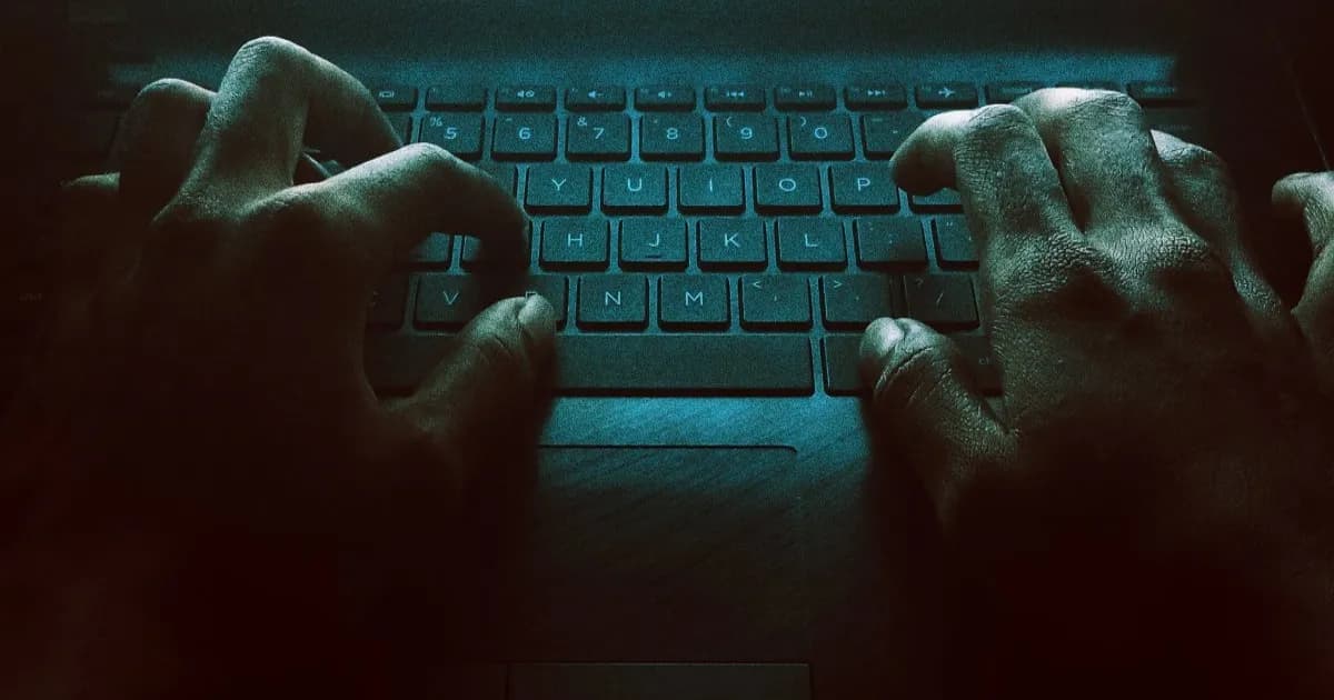 Ilustrasi serangan hipnotis pada AI browser dengan keyboard dan layar komputer bercahaya