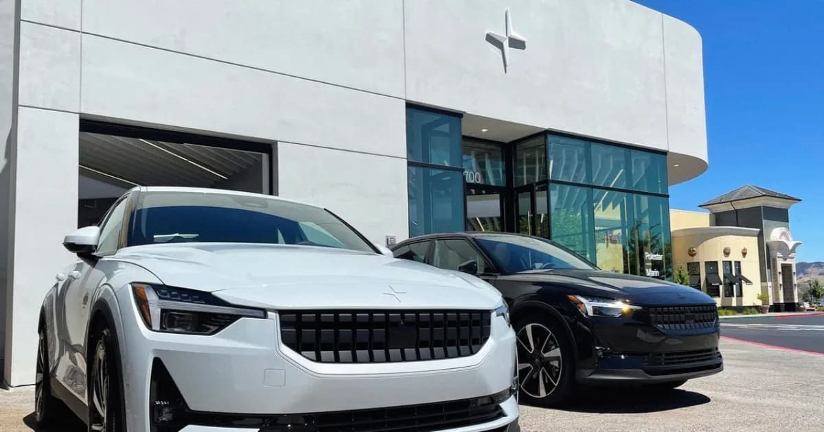 Mobil listrik Polestar dipajang di showroom dealer dengan latar belakang bendera Amerika Serikat