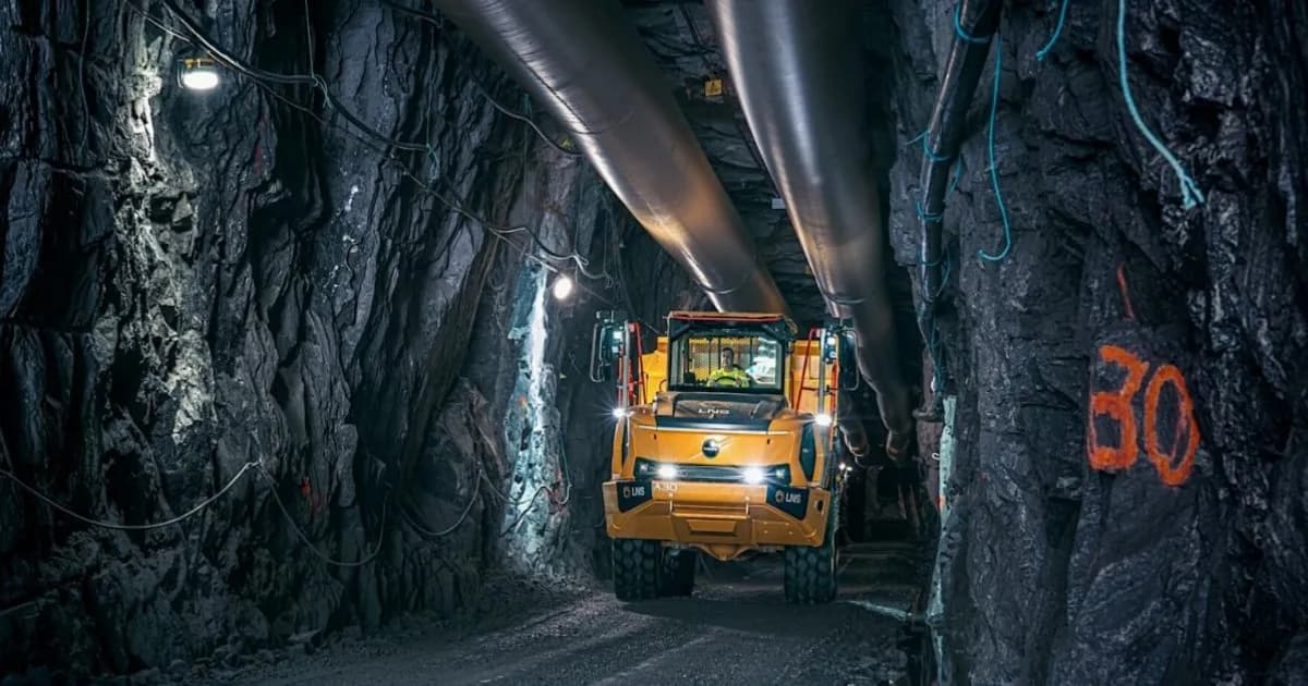 Dump truck listrik Volvo A30 Electric berwarna kuning di lokasi proyek PLTA