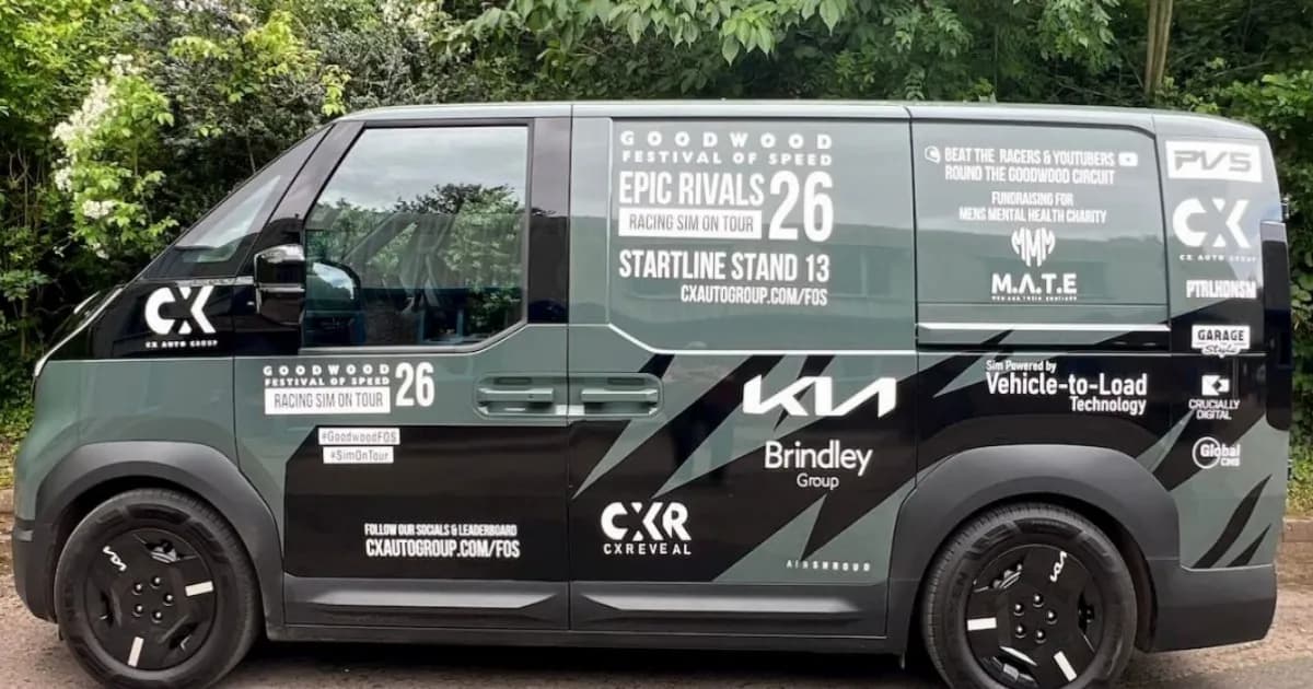 Kia PV5 versi kargo yang dimodifikasi menjadi rig simulator balap dengan layar besar