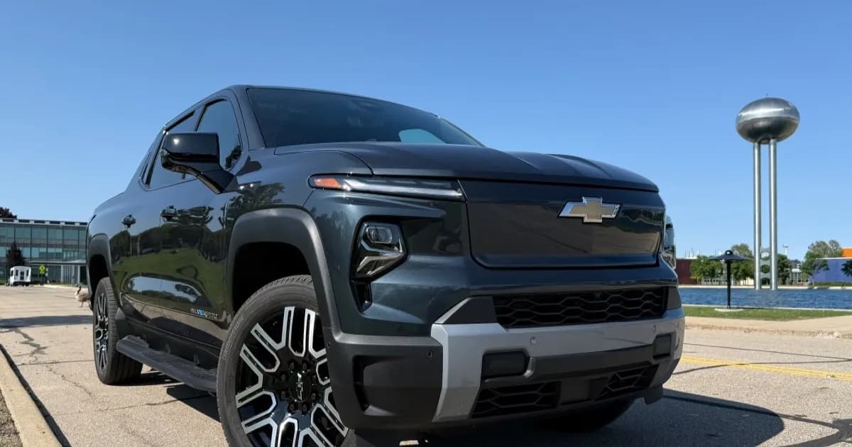 Chevrolet Silverado EV diparkir di depan GM Tech Center