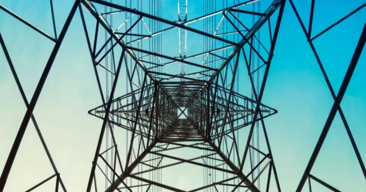 Ilustrasi tiang listrik dan kabel transmisi melambangkan jaringan listrik yang tertekan oleh permintaan data center