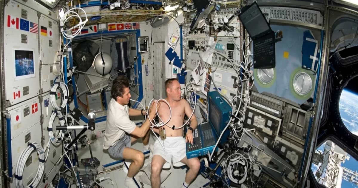 Ilustrasi sistem AI medis offline NASA CMO-DA untuk diagnosis astronot di luar angkasa