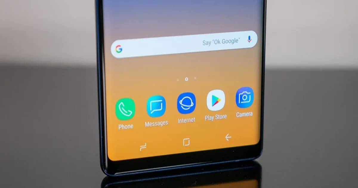 Tampilan layar beranda Galaxy Note 9 dengan aplikasi Samsung Messages di tengah