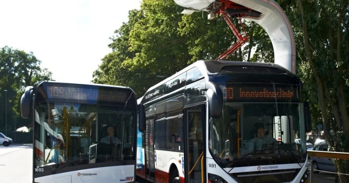Ilustrasi pengisi daya bus listrik overhead (overhead pantograph charger) di Washington DC metro area