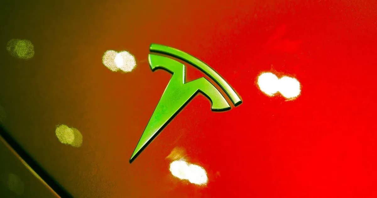 Ilustrasi logo Tesla yang terkena dampak kecelakaan