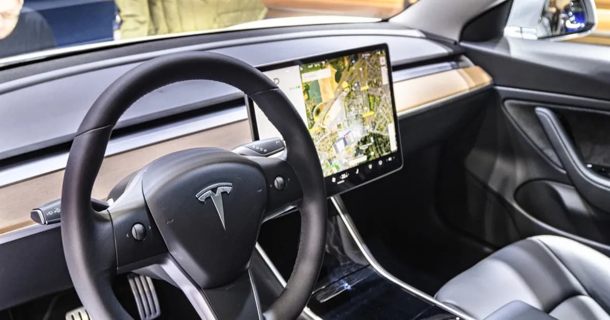 Tesla Model 3 menggunakan Full Self-Driving mode