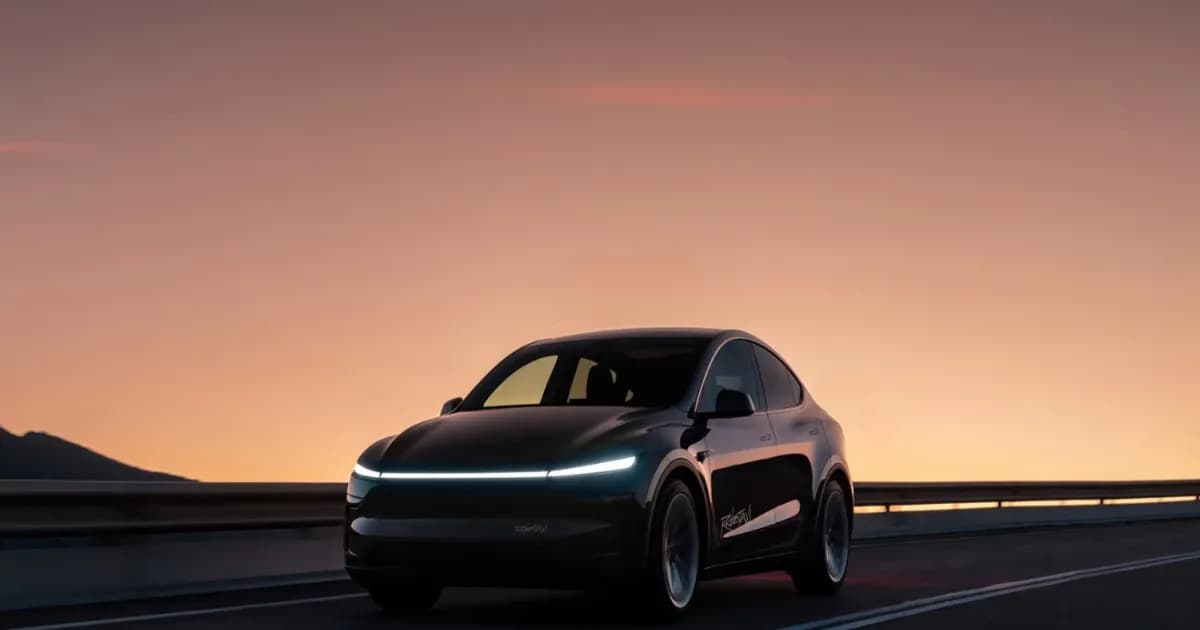 Tesla Model Y berwarna putih yang digunakan sebagai robotaxi melaju di jalanan Miami