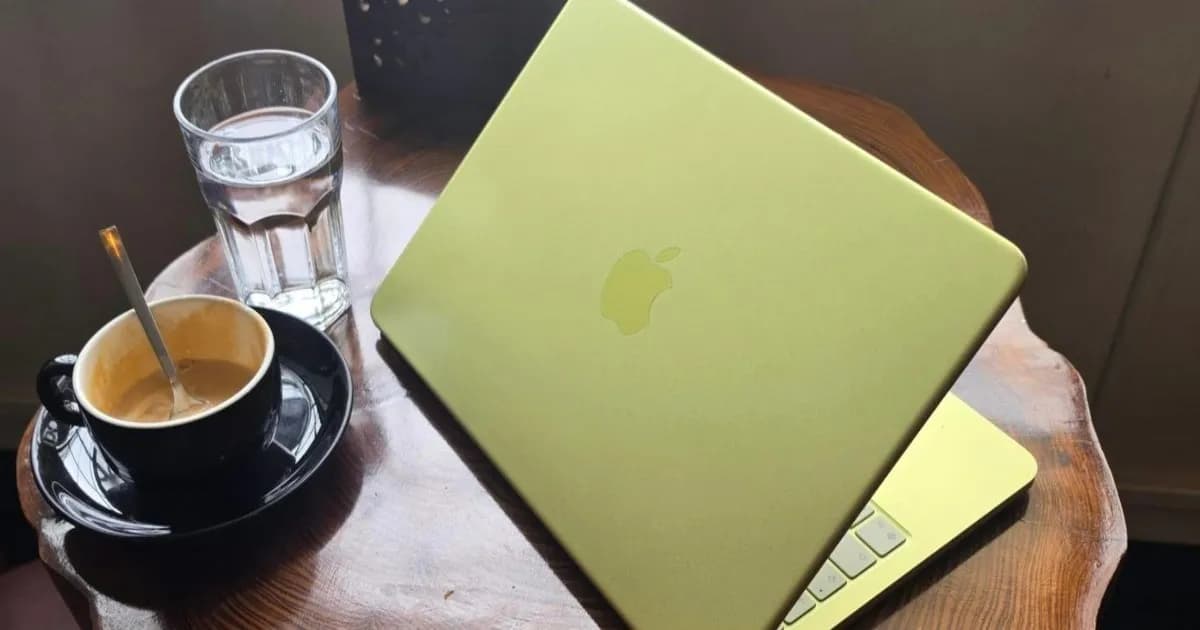 Apple MacBook Neo dengan desain aluminium unibody di atas meja kayu