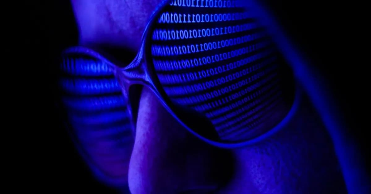 Ilustrasi penangkapan hacker Scattered Spider oleh FBI dengan bantuan Microsoft