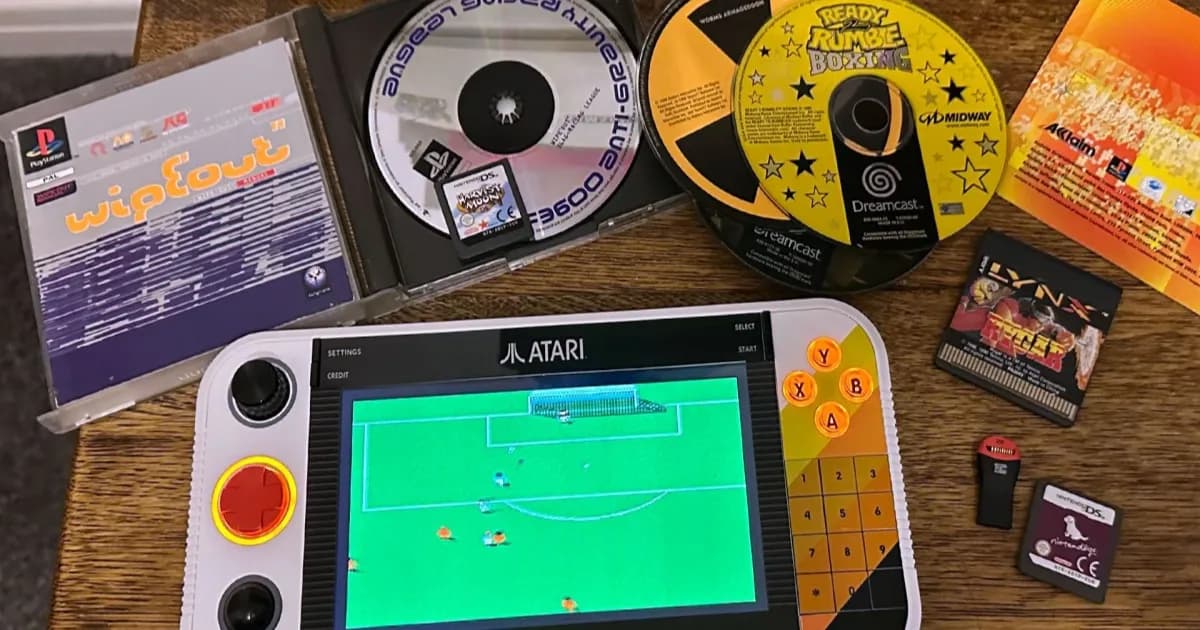 Koleksi game fisik dalam rak penyimpanan arsip video game ICS Jerman