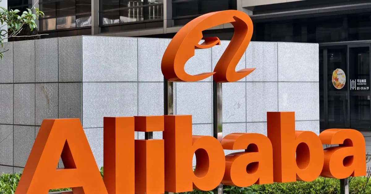 Logo Alibaba ditampilkan di depan markas perusahaan