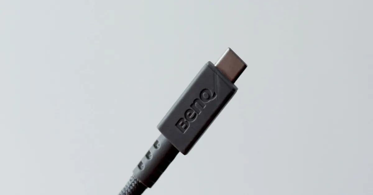 Ilustrasi kabel USB4 dengan konektor USB-C yang menunjukkan kecepatan transfer data tinggi