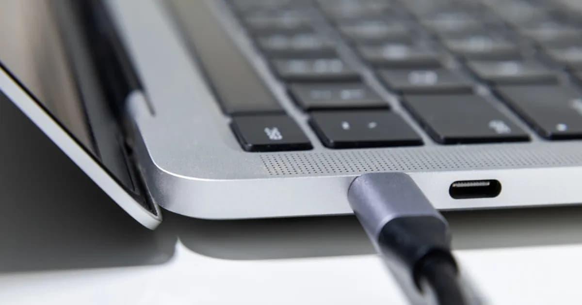 Ilustrasi port USB-C pada laptop modern