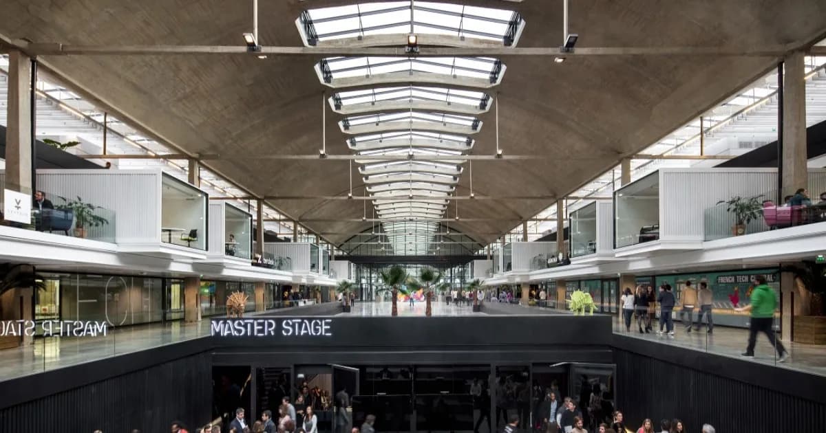 Eksterior gedung Station F di Paris, pusat startup yang menjadi tuan rumah program akselerator AI F/ai.