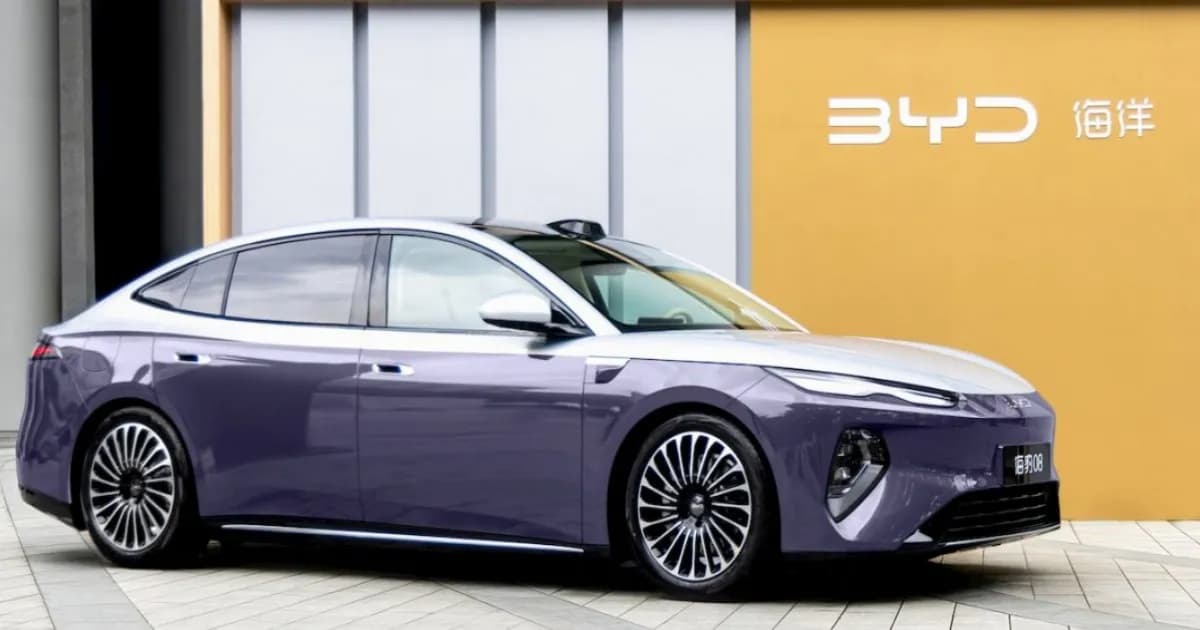 BYD Seal 08 flagship sedan diparkir dengan latar belakang kota modern