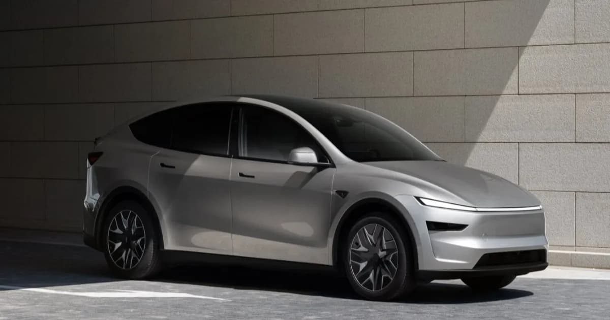 Tesla Model Y L tampak samping di jalan raya