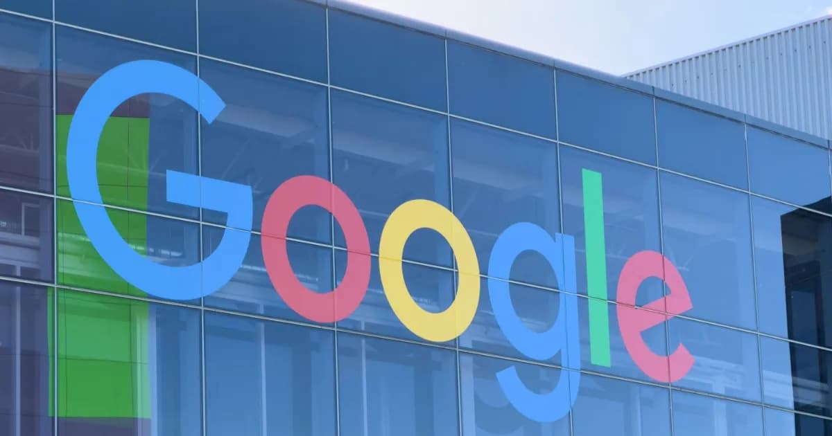 Logo Google pada eksterior gedung kaca